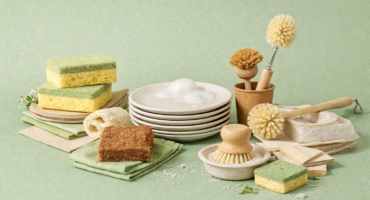 eco-friendly sponges and brushes made with natural ingredients